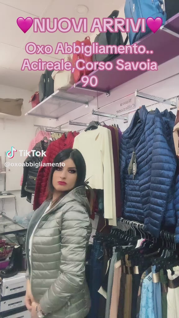 Giubbotto donna corto a maniche lunghe con collo strutturato